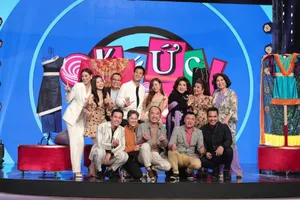 Dàn nghệ sĩ ùa lên sân khấu ôm thần tượng NSND Lệ Thủy 