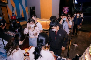 Fan Screening tranh nhau đến sớm nhận vé và quà
