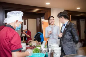 Á hậu 1 Phương Anh lần đầu làm MC bắn song ngữ Anh - Pháp