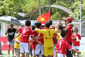 Nguyễn Hồng Sơn vỡ oà vì chiến thắng của đội Cầu thủ nhí 2020 