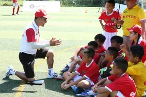 Nguyễn Hồng Sơn bày tiểu xảo chơi bóng cho Cầu thủ nhí 