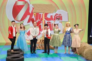 Minh Hằng lấn át Lan Ngọc và Thúy Ngân tại 7 Nụ cười xuân 