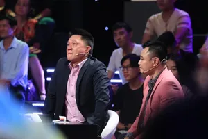 BTV Quang Minh bật khóc khi nhìn thấy tivi trắng đen 