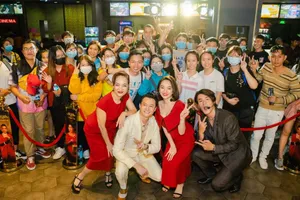 Dàn sao Gái già lắm chiêu V khuấy động trung tâm thương mại