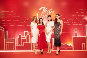 Lương Thùy Linh làm MC hội ngộ Hoa hậu trong sự kiện cuối năm