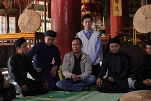 MC Lại Văn Sâm cười khoái chí khi được Tự Long chở trên xe 67