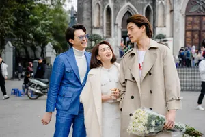 Kaity Nguyễn tận hưởng cái rét tại Hà Nội bên 2 'phi công'