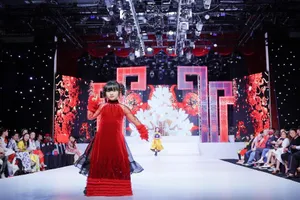 11 siêu mẫu nhí trình diễn The Glory – Con đường danh vọng