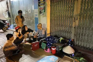 Tiểu Vy, Thúy Vi chạy xe máy giữa đêm trao quà Tết