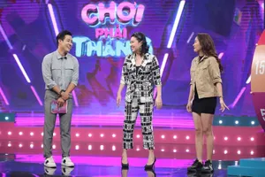 Lê Khánh tặng tiền cho nhân vật trước khi chơi gameshow