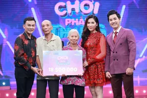 Hữu Quốc, Như Huỳnh và MC Nguyên Khang tặng tiền cho nhân vật