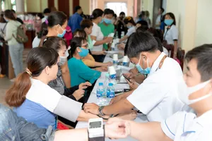 Tiểu Vy, Đỗ Hà, Kiều Loan tổ chức khám bệnh cho công nhân