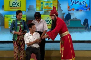 Nghẹn ngào cảnh người cha khiếm khuyết giấu bệnh nuôi con