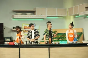 Nam Hee thờ ơ, cười trừ khi được gái xinh thả thính