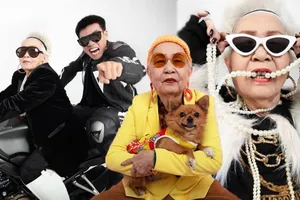 Wowy khoe bộ ảnh mới cùng bà ngoại cực ngầu