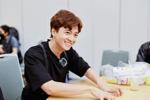 Ngô Kiến Huy vừa pha cà phê vừa plank trên không