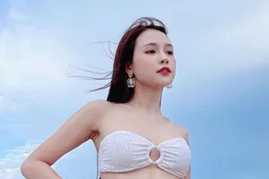 Sam hiếm hoi diện bikini khoe dáng quyến rũ 
