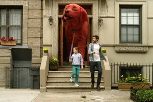 Phim về chú chó đỏ khổng lồ nổi tiếng thế giới tung trailer đáng yêu 