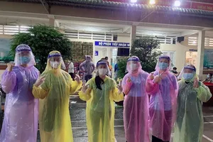 Ngọc Thảo cùng dàn người đẹp dầm mưa đi tiếp tế lương thực khu cách ly 