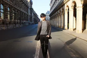 Ca sĩ Nathan Lee hủy chuyến bay sang Pháp để ở lại Việt Nam