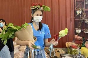 Á hậu Phương Anh làm bánh kem tỏi tặng á hậu Ngọc Thảo sinh nhật giữa mùa dịch