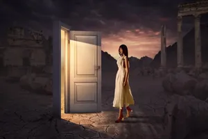 Á hậu Phương Anh tung bộ ảnh với tạo hình lạ lẫm 