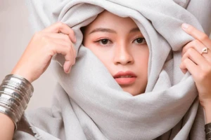 Đại sứ áo dài Ngọc Trang lộng lẫy, yêu kiều trong bộ ảnh 'Màn nghệ thuật'