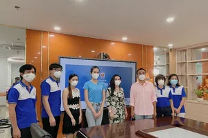 Á hậu Phương Anh chung tay cùng Quyền Linh góp gạo tặng người nghèo