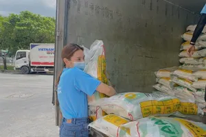 Thùy Tiên dùng tiền sinh nhật mua máy thở và 5 tấn gạo hỗ trợ bà con