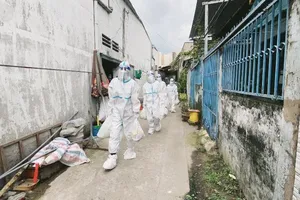 Tiểu Vy, Phương Anh mặc đồ bảo hộ xông pha cứu trợ xóm trọ nghèo