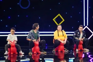 Xuân Tiến cỡi thú nhún cho cặp trai đẹp Lý Bình và Henry Nguyễn hít khói