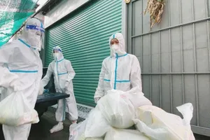 Đạo diễn Hoàng Nhật Nam đi từng hẻm trao quà cho người khó khăn trong mùa dịch