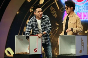 Đinh Kiến Phong bị cua kẹp khi chơi game show 'Đại chiến âm nhạc'