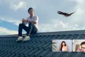 Thanh Duy chịu chơi leo lên nóc nhà để quay MV 'Ca sĩ bí ẩn'