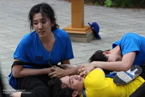 Cận cảnh Thúy Ngân tả tơi vì bị 3 cast nam xâu xé trong gameshow