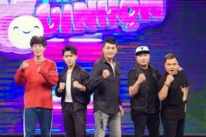 Lê Minh đứng nhìn Trùng Dương giành mic lấy điểm tại 'Thứ 5 vui nhộn'