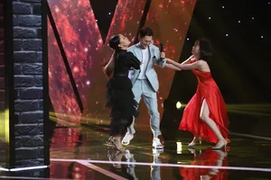 Nam Cường và Phát La nổi quạo vì bị vũ công làm phiền trong lúc biểu diễn