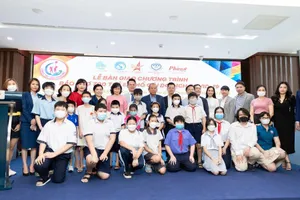 Bà Phạm Kim Dung cùng các Hoa, Á hậu nhận nuôi trẻ em mồ côi cha mẹ vì COVID-19