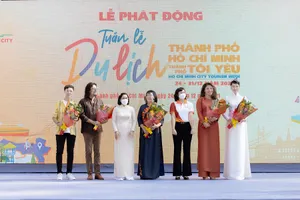 Á hậu Phương Anh, diện áo dài đội vương miện diễu hành khắp Sài Gòn