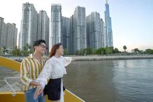 Cùng Quốc Bảo và Phan Như Thùy trải nghiệm tàu buýt sông Sài Gòn
