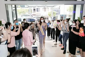 Fan vây kín đón Hoa hậu Thùy Tiên về thăm trường