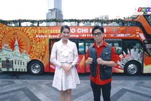 Á hậu Phương Anh và MC Quốc Bảo ngắm phố phường Sài Gòn trên xe buýt mui trần