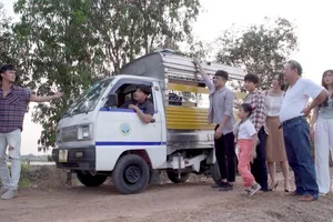 Long 'keo' thuê siêu xe của ba thằng bạn để chở cả nhà đi dã ngoại