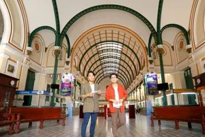 Huỳnh Thanh Trực và MC Quốc Bảo khám phá Bưu điện Trung tâm thành phố