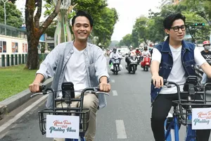 MC Quốc Bảo và Huỳnh Thanh Trực đua xe đạp công cộng