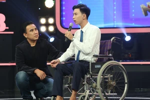 MC Quyền Linh tặng 20 chiếc xe lăn cho chàng trai bị liệt chân