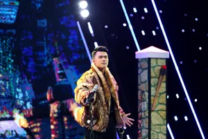 Trai đẹp Lê Thái Sơn bị xiềng xích, hát về nỗi khổ sầu trong 'Đời đá vàng' 