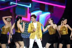 Đội trưởng Nam Cường thức từ 4 giờ sáng làm bánh đãi ê-kíp Đấu trường ngôi sao 2022