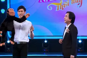NSƯT Kim Tử Long song ca 'Dạ cổ hoài lang' với chú khỉ biết nói cực ngọt