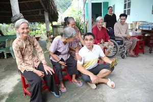 MC Quyền Linh đến Long An tặng 20 chiếc xe lăn cho thí sinh Hát cho ngày mai